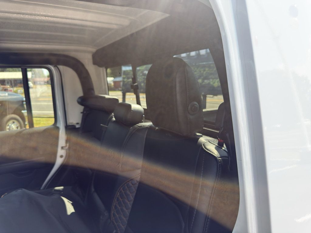 Used 2023 Jeep Gladiator Overland AWD/4WD image 11