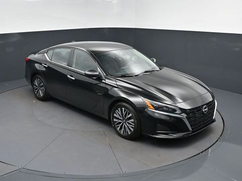 Used 2025 Nissan Altima 2.5 SV FWD image 1