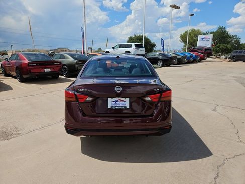 Used 2024 Nissan Altima 2.5 SV FWD image 3