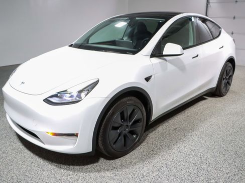 Used 2024 Tesla Model Y Long Range image 29