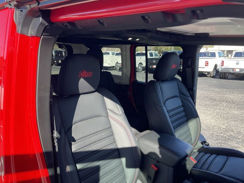 New 2024 Jeep Wrangler Unlimited Rubicon w/ Technology Group image 25