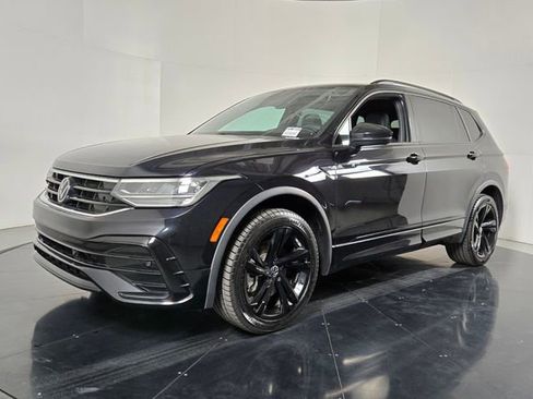 Used 2023 Volkswagen Tiguan SE R-Line image 2