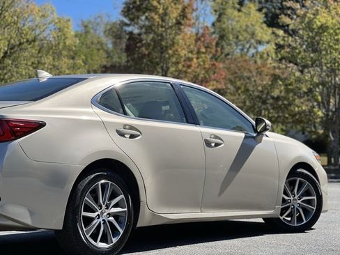 Used 2017 Lexus ES 300h w/ Luxury Package image 6