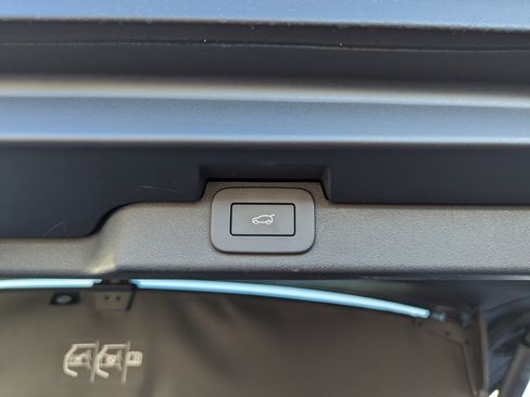 Used 2024 Land Rover Discovery Dynamic SE image 46