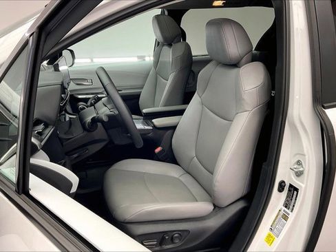 Used 2025 Toyota Sienna XLE image 18