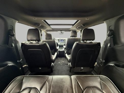 Used 2025 Chrysler Pacifica Limited FWD image 28
