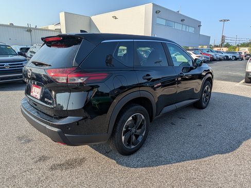Used 2024 Nissan Rogue SV AWD/4WD image 3