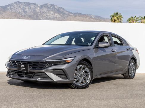 Used 2024 Hyundai Elantra SEL FWD image 1