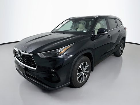 Used 2023 Toyota Highlander XLE AWD/4WD image 3