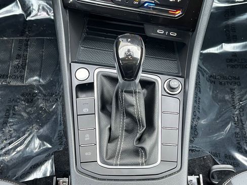 Used 2025 Volkswagen Jetta SE image 38