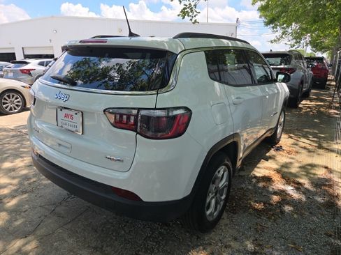 Used 2025 Jeep Compass Latitude w/ Sun & Sound Group AWD/4WD image 9