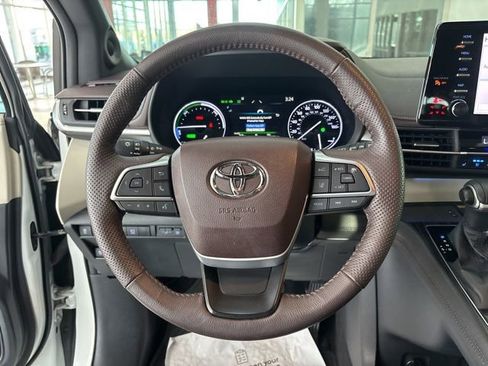 Used 2021 Toyota Sienna Platinum image 33