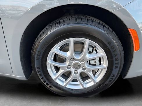 Used 2023 Chrysler Pacifica Touring-L image 12