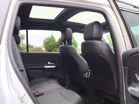 Used 2023 Mercedes-Benz GLB 250 4MATIC w/ Premium Package image 17