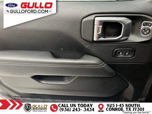 Used 2022 Jeep Wrangler Unlimited Sahara AWD/4WD image 18