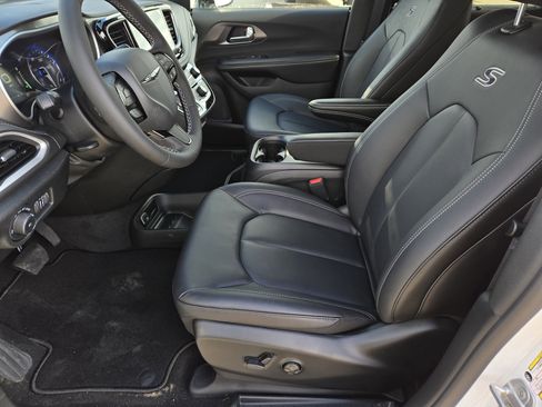 New 2026 Chrysler Pacifica Select w/ S Appearance Package image 11