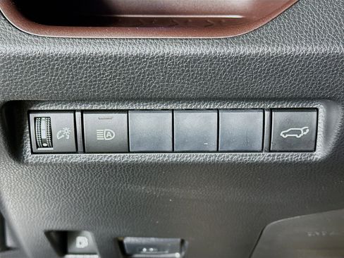 Used 2019 Toyota RAV4 Limited image 17