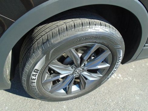 Used 2022 Volkswagen Tiguan SE image 10