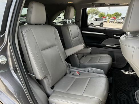 Used 2017 Toyota Highlander XLE image 32