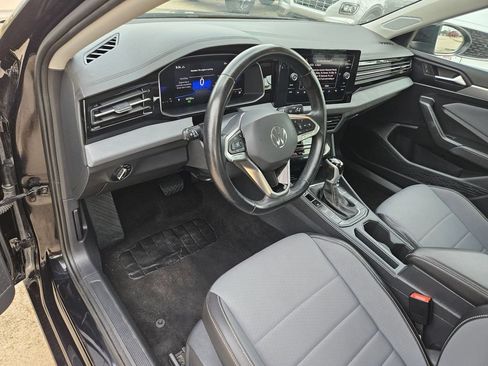 Used 2025 Volkswagen Jetta SE FWD image 15