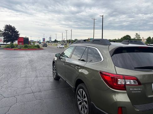 Used 2017 Subaru Outback 2.5i Limited AWD/4WD image 6