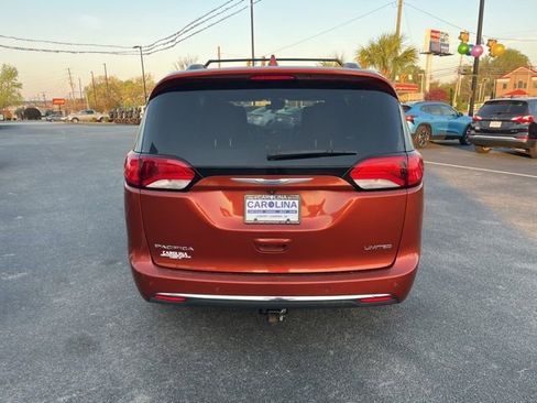 Used 2018 Chrysler Pacifica Limited w/ Tire & Wheel Group FWD image 34