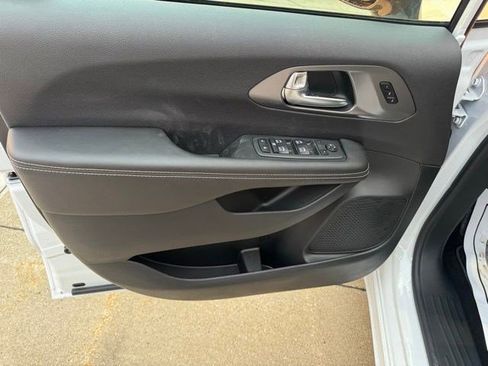 New 2026 Chrysler Pacifica Select FWD image 8