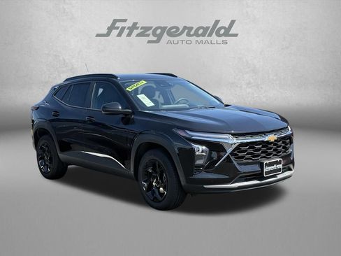 Used 2025 Chevrolet Trax LT FWD image 1