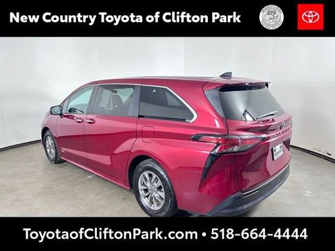 Used 2021 Toyota Sienna XLE image 5