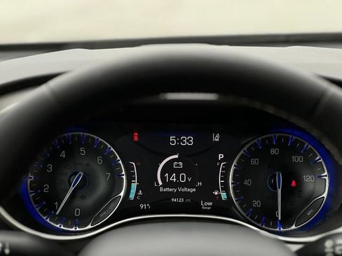 Used 2023 Chrysler Pacifica Touring-L FWD image 35