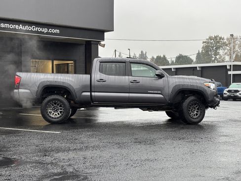 Used 2018 Toyota Tacoma TRD Sport image 5
