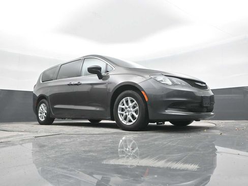 Used 2022 Chrysler Voyager LX image 41