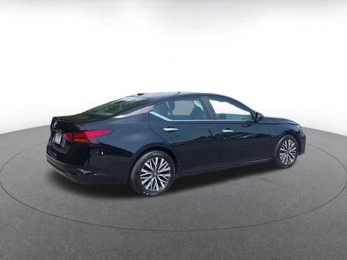 Used 2025 Nissan Altima 2.5 SV FWD image 14