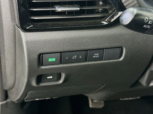 Used 2025 Nissan Sentra SV FWD image 17