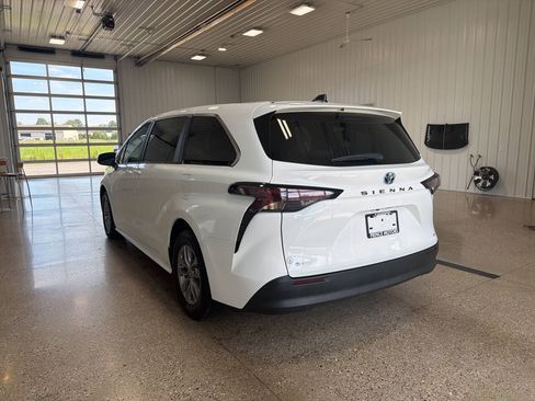 Used 2025 Toyota Sienna LE FWD image 3