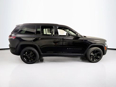 Used 2023 Jeep Grand Cherokee Altitude AWD/4WD image 4
