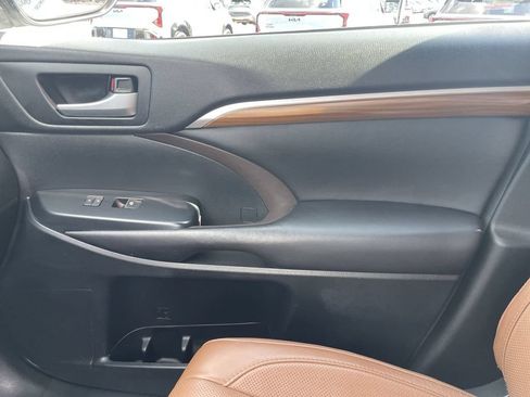 Used 2017 Toyota Highlander Limited AWD/4WD image 22