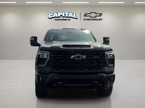 Used 2024 Chevrolet Silverado 2500 ZR2 w/ Technology Package image 8