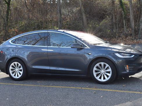 Used 2018 Tesla Model X 75D image 12