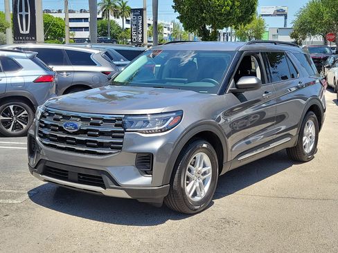 Used 2025 Ford Explorer Active RWD image 3