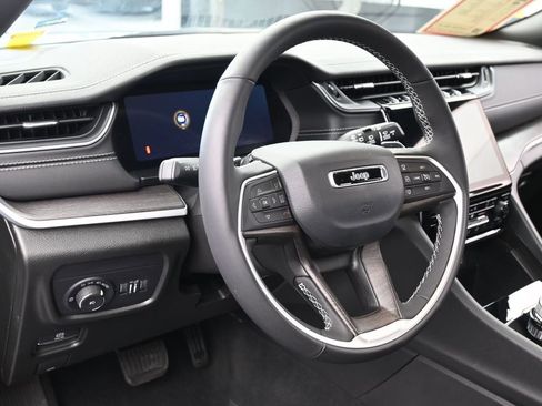 Used 2025 Jeep Grand Cherokee L Limited RWD image 16