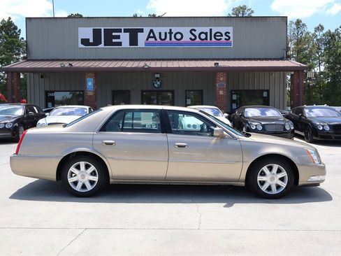 Used 2006 Cadillac DTS w/ Trunk Convenience Package FWD image 8
