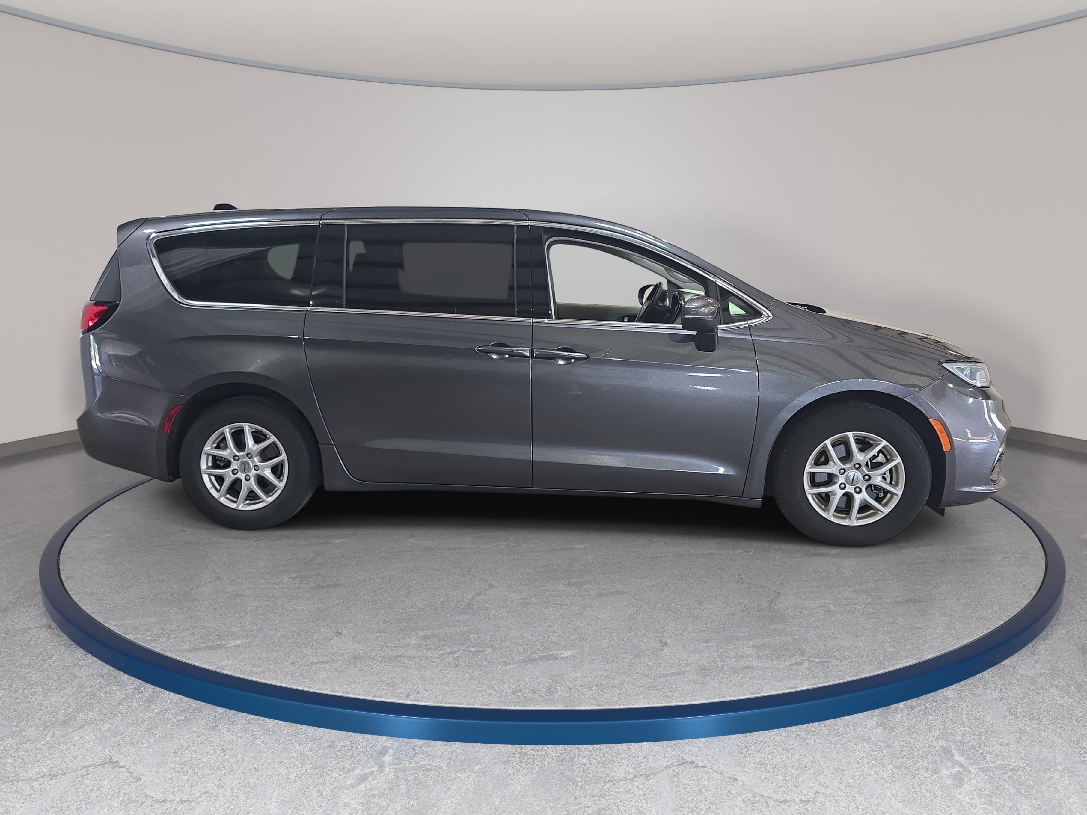 Used 2023 Chrysler Pacifica Touring-L FWD image 5
