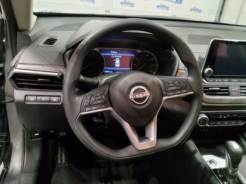 Used 2025 Nissan Altima 2.5 SV FWD image 17