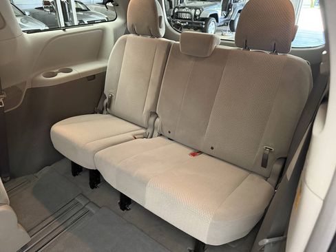 Used 2011 Toyota Sienna LE FWD image 27