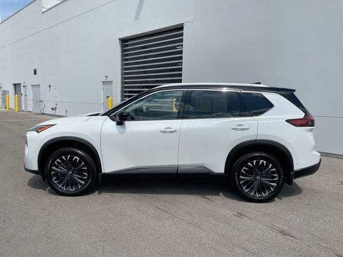 Used 2025 Nissan Rogue SL w/ Tech Package image 2