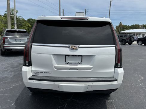 Used 2018 Cadillac Escalade Luxury AWD/4WD image 7