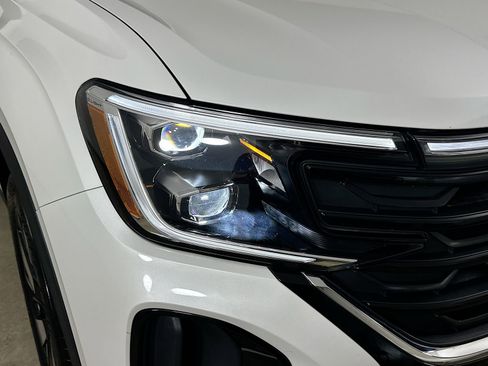 Certified 2025 Volkswagen Atlas Cross Sport SEL AWD/4WD image 10