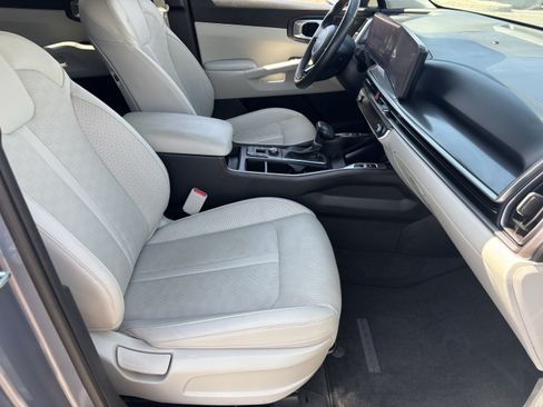 Certified 2025 Kia Sorento S w/ Panoramic Sunroof Package FWD image 9