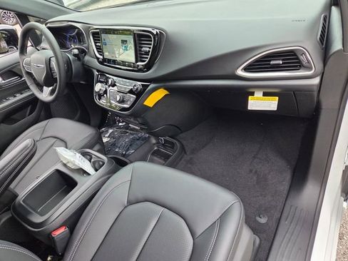 New 2026 Chrysler Voyager LX image 16